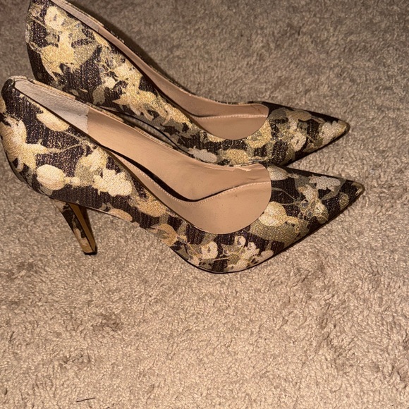 Vince Camuto Black and Gold Patterned Heels - Picture 2 of 4